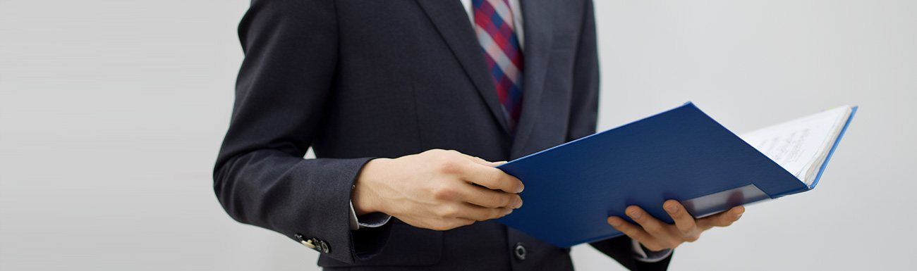 서류철을 든 법조인 이미지, 법무법인 인사말 이미지